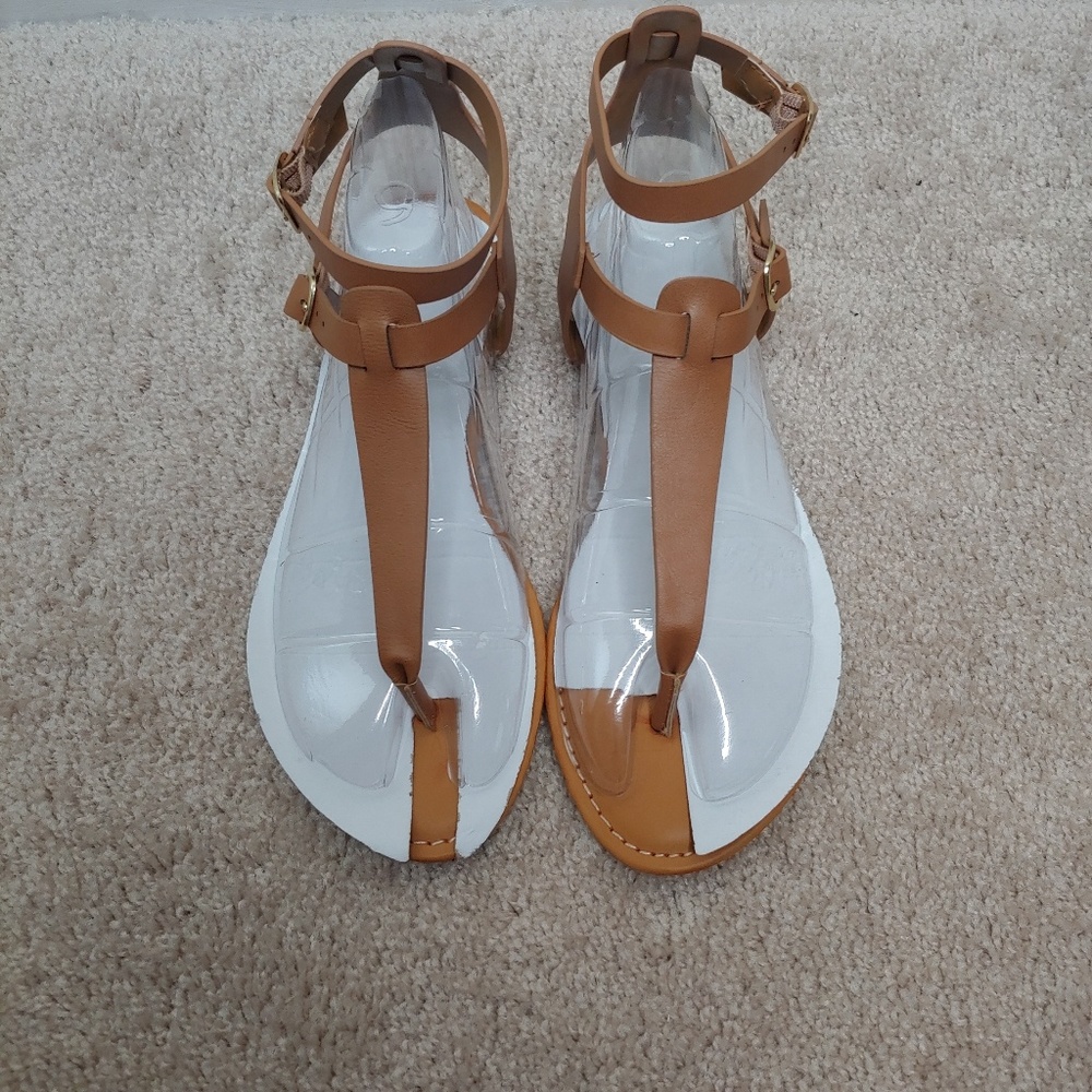 NWT Super Cute Camel 2 Buckle Thong Sandals